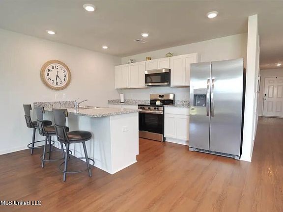 3rd image of 126 Cedar Ridge Blvd