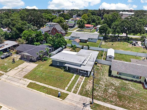 3rd image of 215 Palm Ave