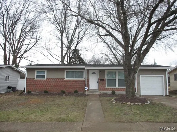 420 Versailles Dr, Florissant, MO 63031