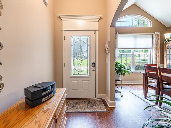 5th image of 277 Hillsborough Ln