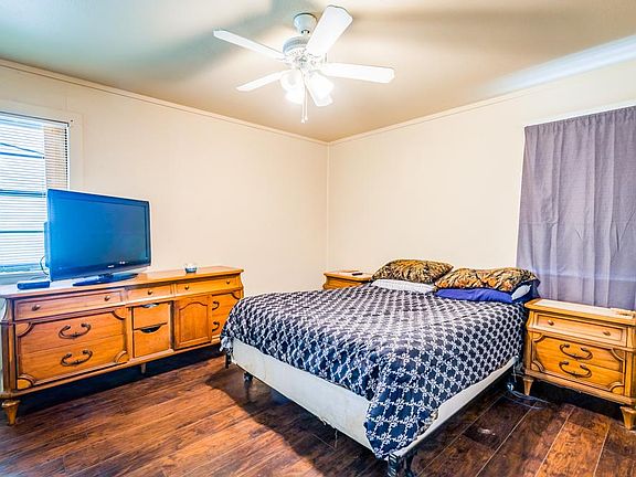 4th image of 403 College St