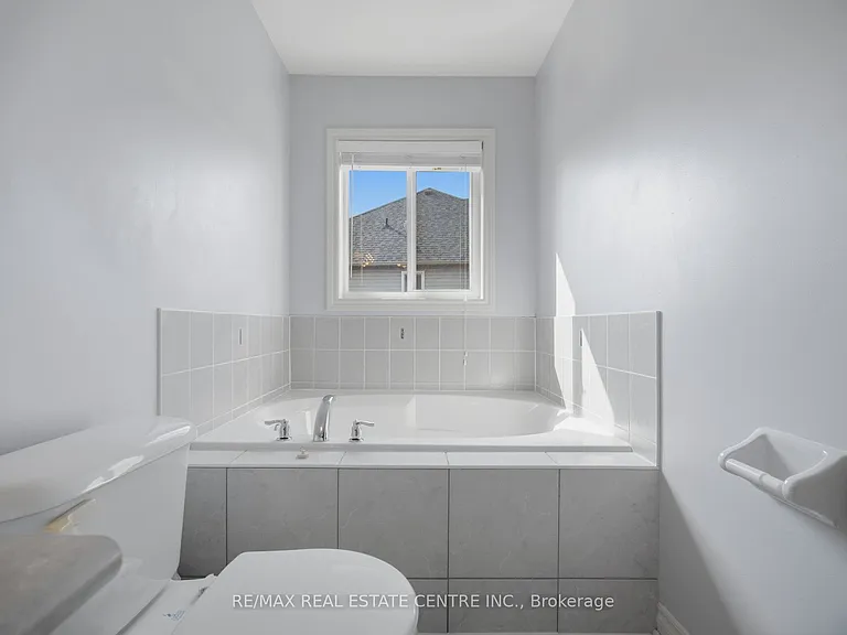 366 Hobbs Cres — Photo 30