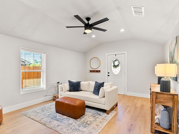 3rd image of 901 S Lane St