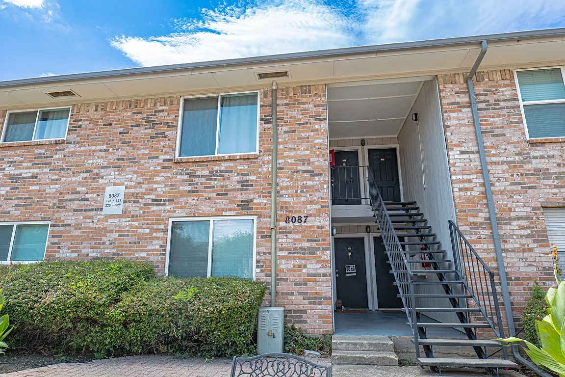 Building Photo - 8087 Meadow Rd #228