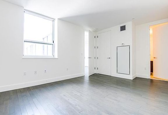 4th image of 416 W 52nd St #504S