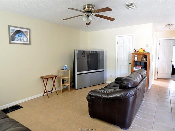 4th image of 807 Llano Pl