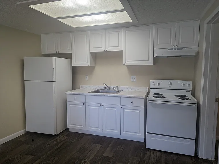 Sunrise Apartments — Photo 15