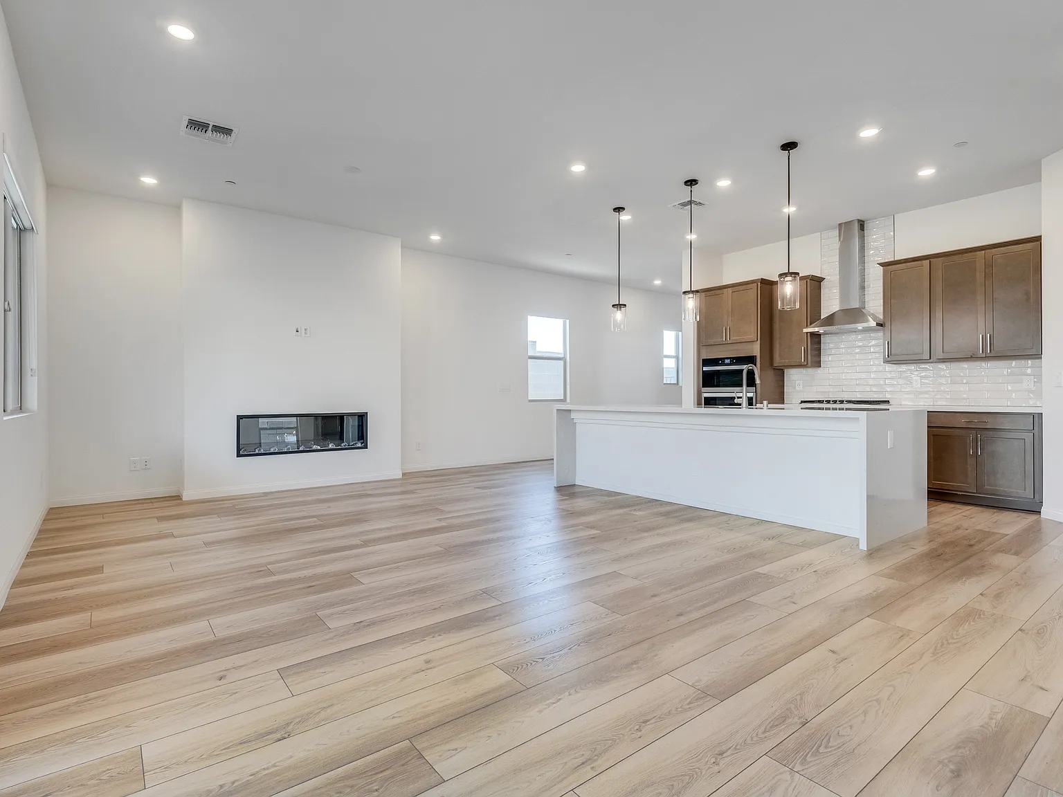 5 bed, 2460 sqft, $4,000 — Photo 2