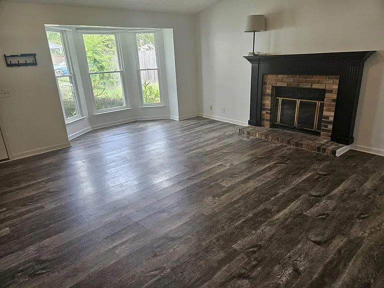 939 Patio Dr — Photo 3