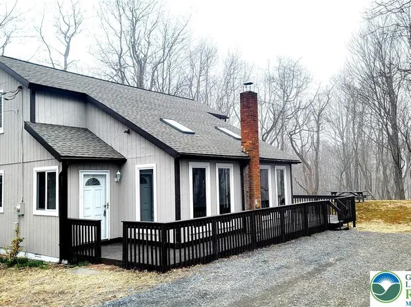 1123 Black Bear Ln, Long Pond, PA 18334