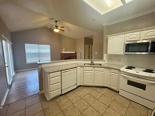 3 bed, 2.0 bath, 1664 sqft, $2,000 — Photo 4