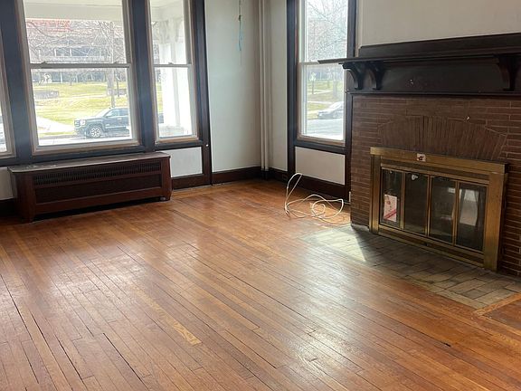 2nd image of 127 S Lake Ave APT 1