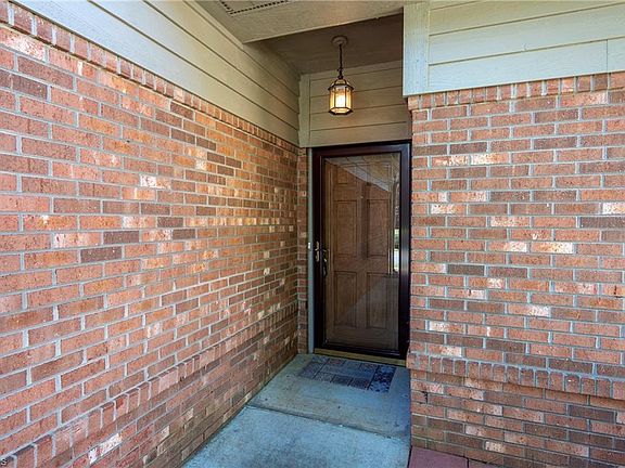 2nd image of 285 Hollybrook Dr