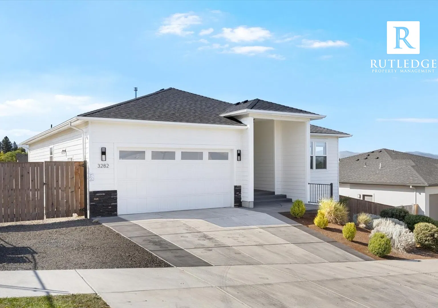 East Medford Cedar Links Living - Large Fenced Backyard! — Photo 2