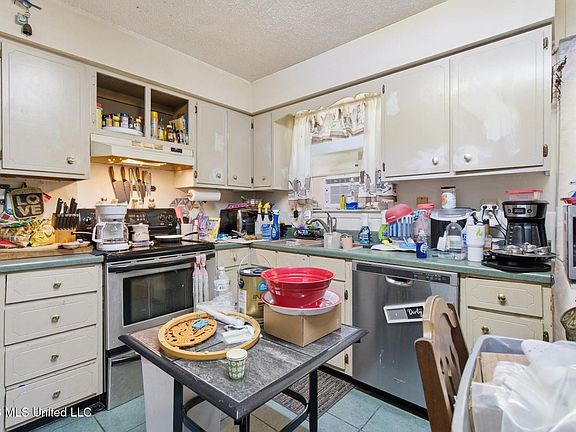 2nd image of 5218 Potomac Dr
