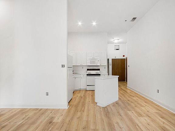 3rd image of 1300-10 Chestnut St #304