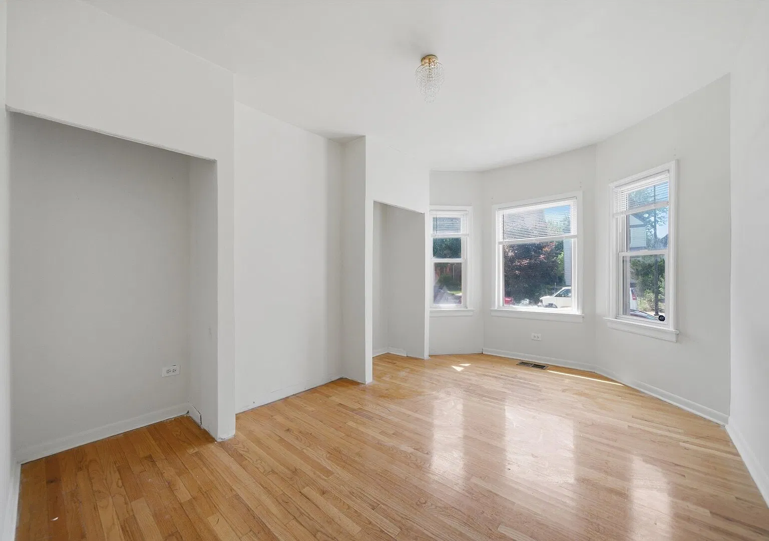 1915 Asbury Ave — Photo 3