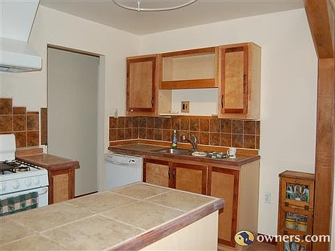 Kitchen w island