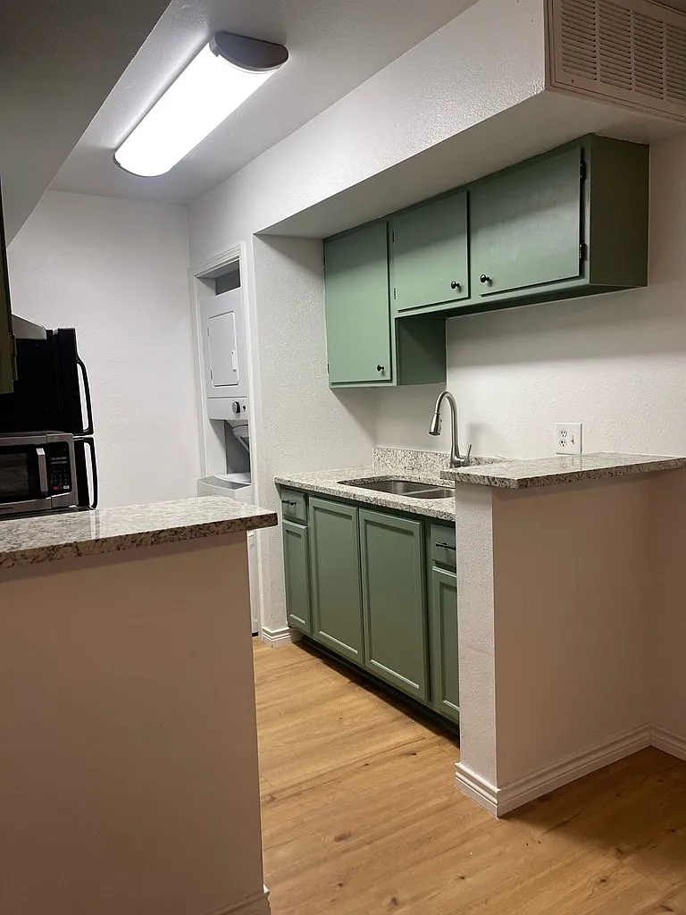1 bed, 1.0 bath, 488 sqft, $1,300 — Photo 3