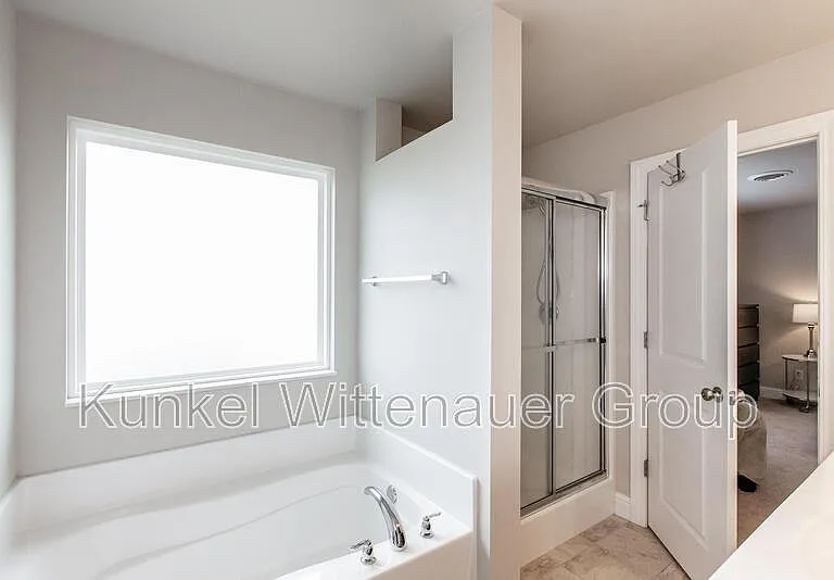 2724 Ambridge Dr — Photo 29