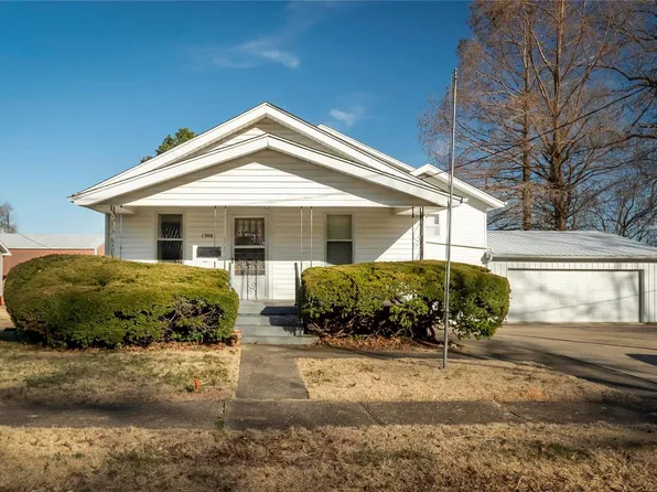 1308 S Webster St, Harrisburg, IL 62946