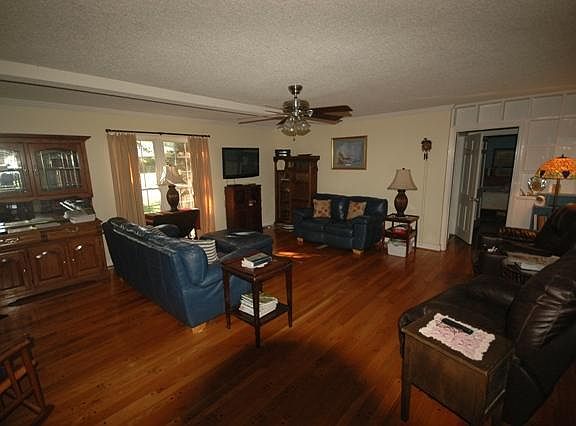 5th image of 203 S Larchmont Ave