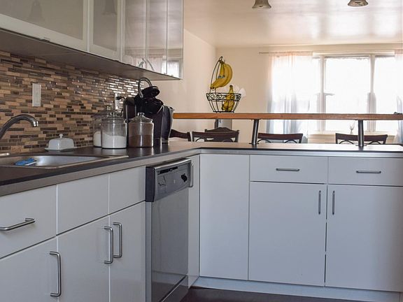 Kitchen + Breakfast Bar