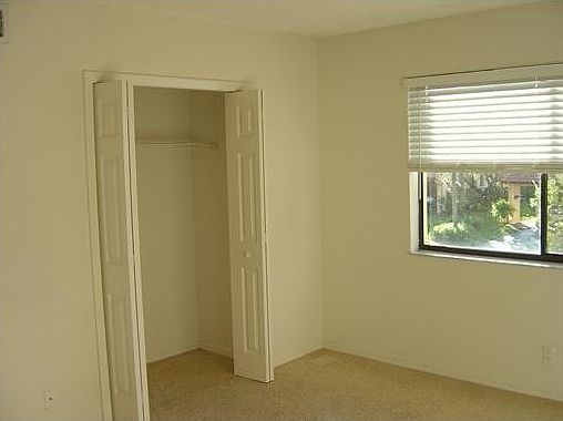 5th image of 16284 Laurel Dr