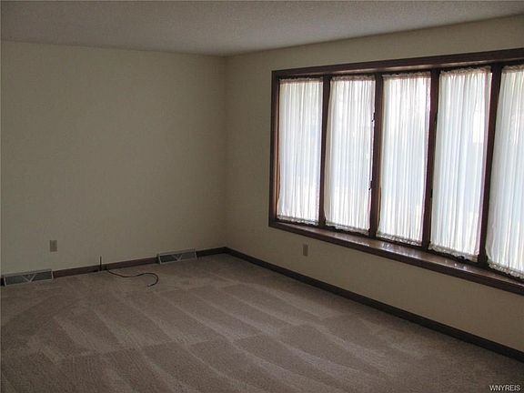 5th image of 37 Ashleaf Dr
