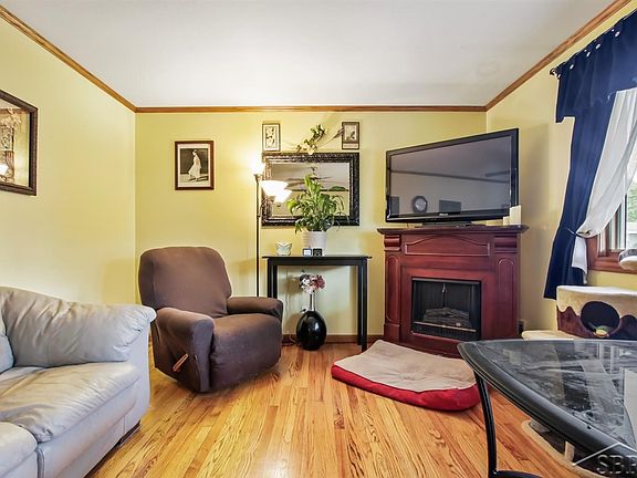 4th image of 2155 N Berkshire Dr