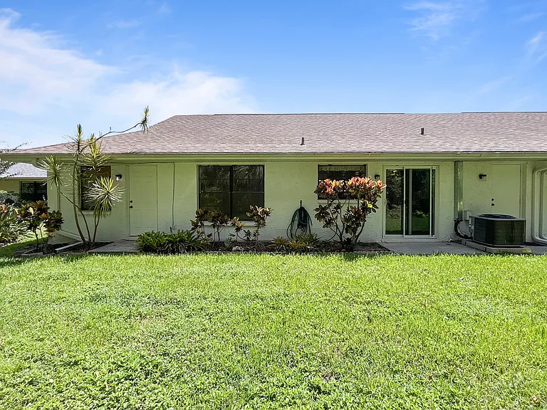 1750 Atrium Dr — Photo 3
