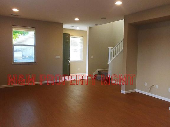 3301 HAYGROUND WAY LIVING ROOM