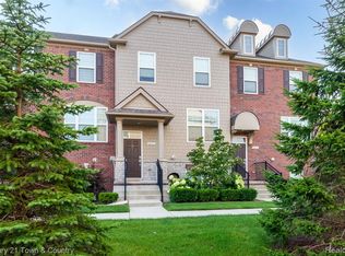 2693 Helmsdale Cir #11, Rochester, MI 48307