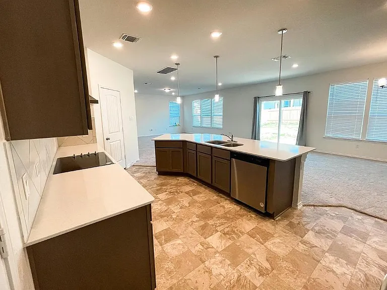 704 Zelia Gln — Photo 4