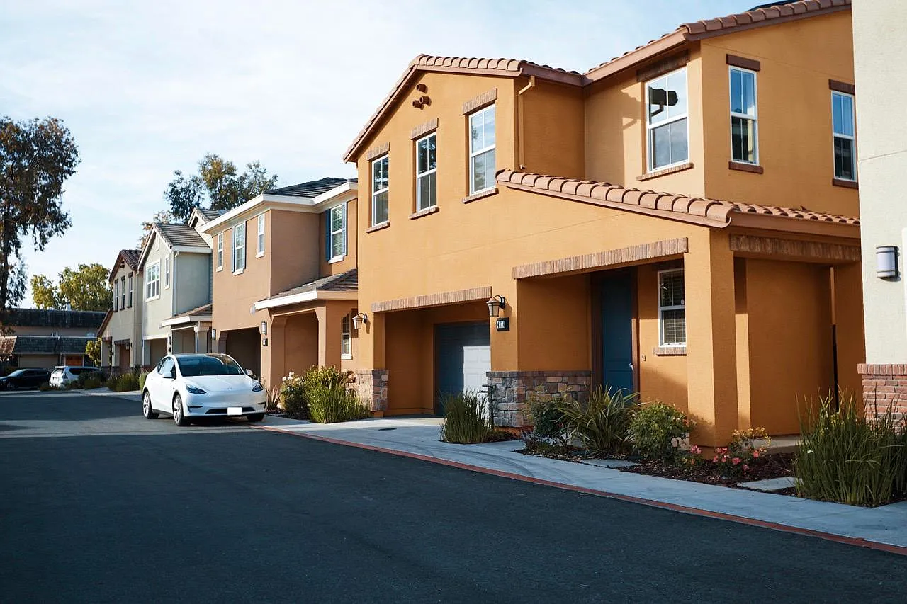 4 bed, 2.5 bath, 2234 sqft, $5,300 — Photo 1