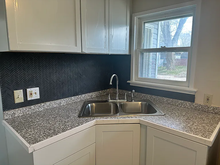 2215 Durand St — Photo 4