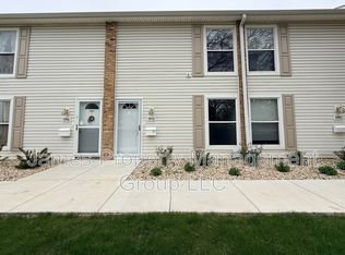 1912 Huntington Blvd, Hoffman Estates, IL 60169