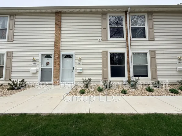 1912 Huntington Blvd, Hoffman Estates, IL 60169