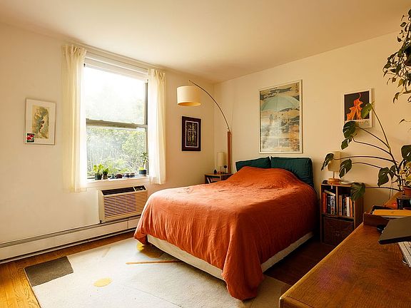 4th image of 211 Berry St #2