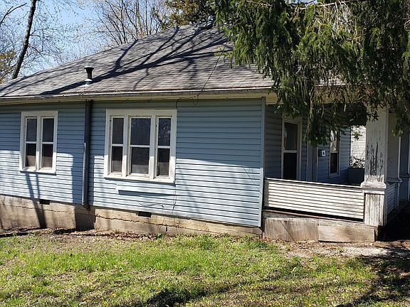 2nd image of 826 W 15th St
