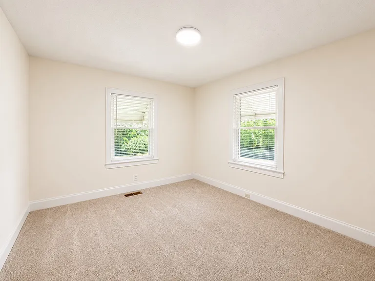 302 Davis Park Rd — Photo 16