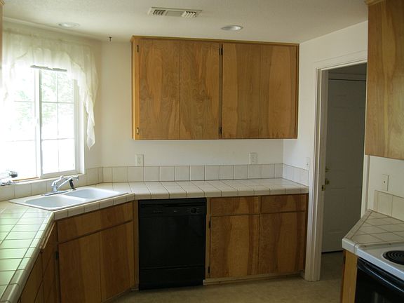 3rd image of 582 Teakwood Dr