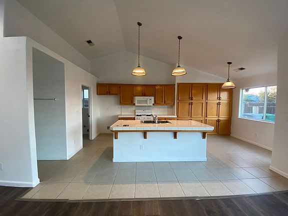 4th image of 235 Burgundy St