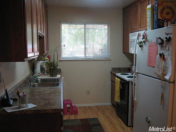 3rd image of 210 Redwood Ave