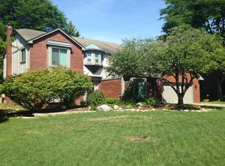 1081 Clopton Bridge Dr, Rochester Hills, MI 48306