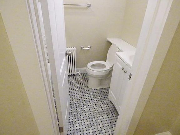 3rd image of 4508 Macarthur Blvd NW