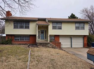 916 W 10th St, Newton, KS 67114
