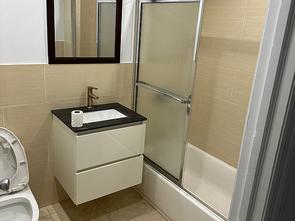 5th image of 625 Willoughby Ave APT 1
