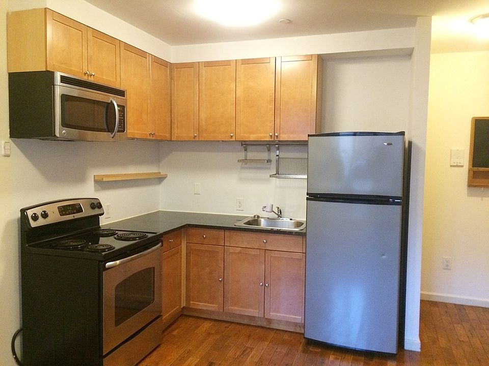 2nd image of 73 Pineapple St #1