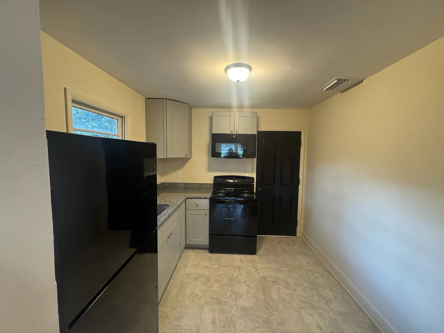 3 bed, 864 sqft, $1,500 — Photo 3